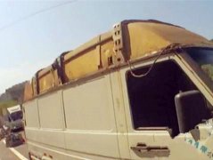 高速遭遇怪风突袭 货车顶棚被掀翻成“敞篷车”