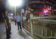 女子一边爬桥一边哭要寻短见 只因男友不理自己还关机