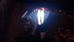重庆好民警：暴雨中徒手清理下水道口