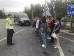 面包车核载7人却坐15人 秒变“双层卧铺”