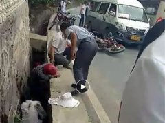 摩托车超车翻倒在马沟 浑身淤泥难见人