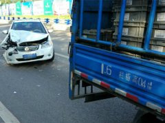 阳光刺眼老司机遭殃 手挡强光损失3万多