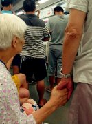 男子抓拍到有爱一幕 网友：牵我双手，倾世温柔。