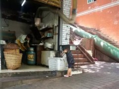三岁小男童充当“饭馆阿姨” 收碗擦桌萌翻食客