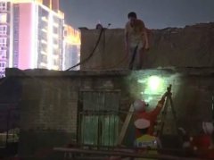男子精神病发站上天台 边唱边跳欲坠楼
