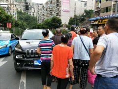 小孩过马路被卷入车轮 小脚被碾很心疼