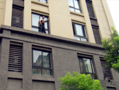 男子忘带钥匙想翻窗回家 结果把自己困在半空中