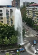 轿车撞坏消防栓后成“喷泉” 路过车辆当洗车