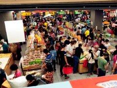 全市多地超市打拥堂 萌娃购物车里入梦乡