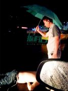 市民抓拍“的哥”为陌生男子撑伞等救援：很感动