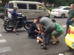 三男子马路上打架致交通拥堵