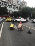 暖心！司机送货田螺撒一地  路人帮忙捡拾