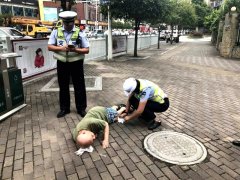 九旬老人摔倒在地 交巡警及时救助化险为夷