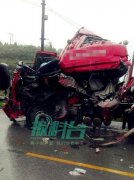 两车相撞商用车成“麻花” 司机被卡驾驶室