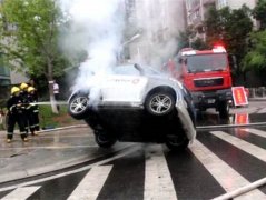 共享汽车行驶中自燃 车身被浓烟包裹