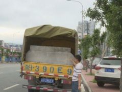 面包车变身“移动加油站” 违法改装被查扣