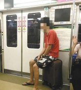 小伙轻轨上把行李箱当座椅 连人带箱滑了几米
