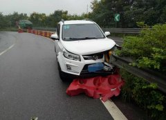 高速路护栏穿进车身 司机逃过一劫