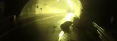 高速路上滚来巨石 执法人员徒手挪移