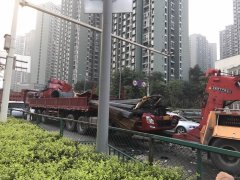 大货车一个急刹  货物瞬间铲平驾驶室