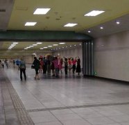 广场舞大妈进军轻轨站   网友：这里练习不晒太阳