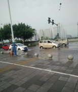 自来水主管破裂  路面变“河面”