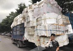 小货车超高超长还超员 拖着2米长的大尾巴闯禁行