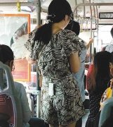 美女腰间吊牌忘了剪  多人看见却不告知