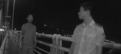 男子心情不好爬上大桥栏杆 情绪激动要跳江