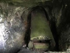 重庆发现200年前悬棺 碑文仍清晰可见