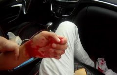 男子发割腕视频给前妻 民警解救发现都是红墨水