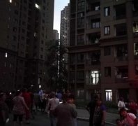 婆婆出去买菜 两小娃躺在无防护的三楼窗台上哭泣