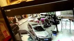 快递包裹不翼而飞  监控显示被一老太“拿”走