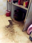 一下雨生活阳台就成水帘洞 女子无奈又心累