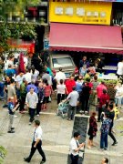 油门当刹车踩 轿车冲向正在营业的店铺