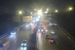 大货车快速路大胆逆行 司机：跟着导航走