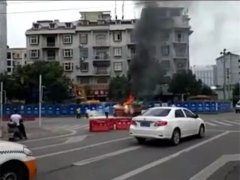 三轮车在加油站旁自燃  现场浓烟滚滚