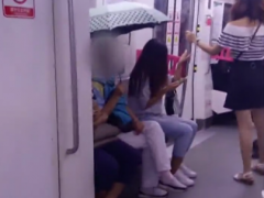 大妈车厢内打伞  原是因为空调太冷