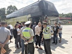 高速公路下车被拒 乘客怒砸挡风玻璃