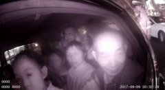 越野车塞进12人  乘客横躺竖卧互相挤压