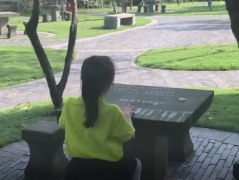 别人家的孩子：女孩在公园“弹钢琴” 琴键是用粉笔画的