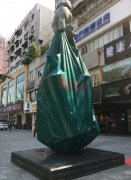 重庆街头惊现巨型购物袋 引无数路人围观拍照