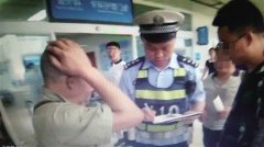 男子医院玩手游太认真 手机掉落砸中老人头部
