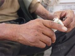 八旬老人街边卖水果 收到年轻女子的假钞