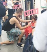 男子车厢内单膝跪地  感动网友