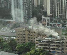 重庆一居民楼突然浓烟滚滚 刺鼻气味蔓延数百米