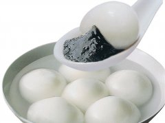 食客发现汤圆里有只蚊子 店主：没事，换一个