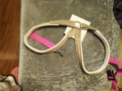 专家定制的坐姿矫正器像“狗绳” 男子：这是什么高科技