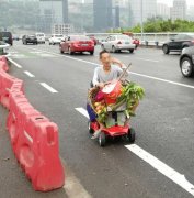 老大爷太会玩 骑着孙子的“卡通车”就出门