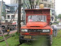 十字路口突然驶来一辆轿车 司机踩急刹致货车失控
